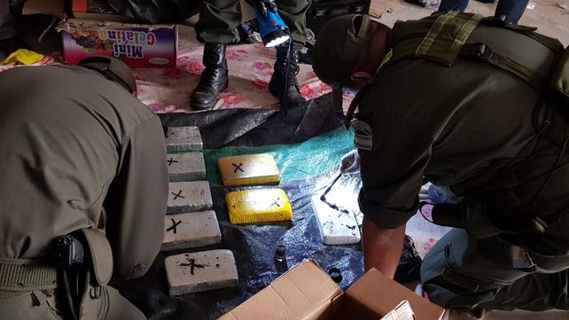 operativo imperio. Gendarmería cuenta y pesa paquetes de droga.