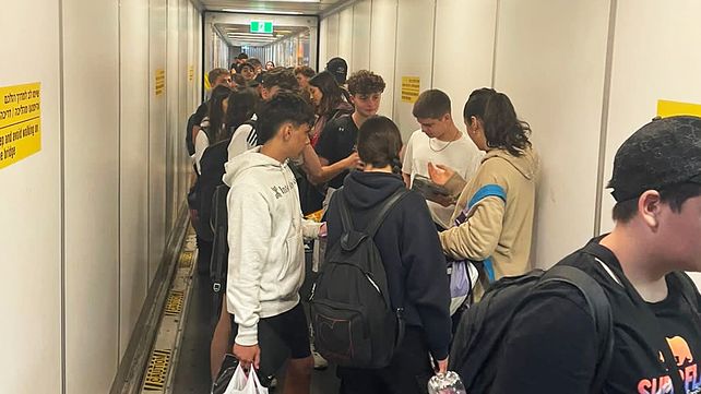 El Hércules y el Boeing 737 llegaron a Roma con 200 estudiantes argentinos. Regresarán al país repatriados en un vuelo de Aerolineas Argentinas&nbsp;