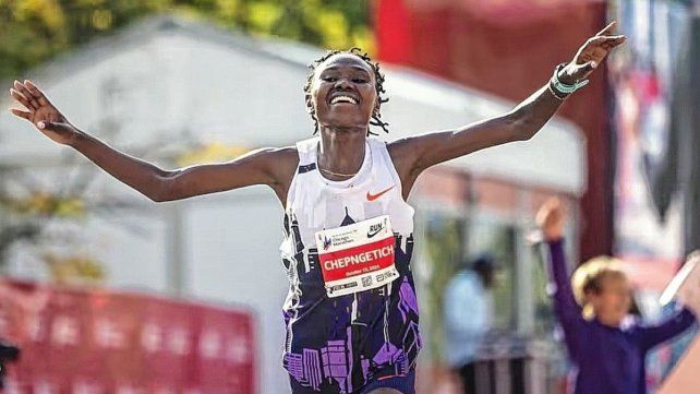 La keniata Ruth Chepngetich estableció un nuevo récord mundial en la Maratón de Chicago.