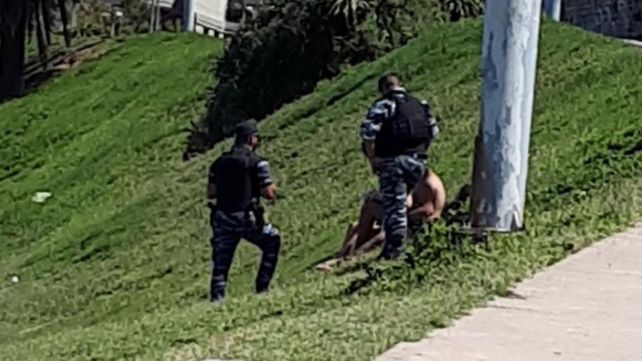 Una pareja fue sorprendida a plena luz del día teniendo sexo en un parque en Mar del Plata.&nbsp;
