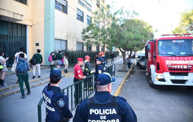Los bomberos combatieron las llamas en el colegio Cristo Rey de la capital cordobesa.&nbsp;