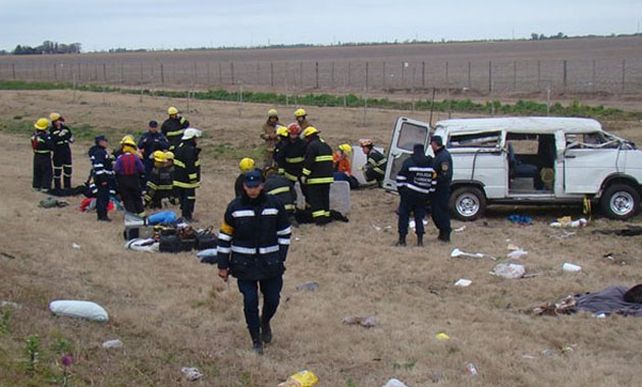 Los ocupantes de la traffic son oriundos de Córdoba y los de la camioneta de la localidad de Casilda. (Foto: Gentileza Cadena3.com)