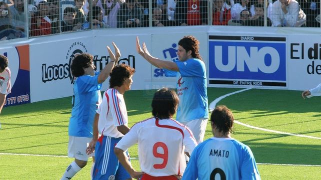 Diego Maradona en la cancha de Patronato
