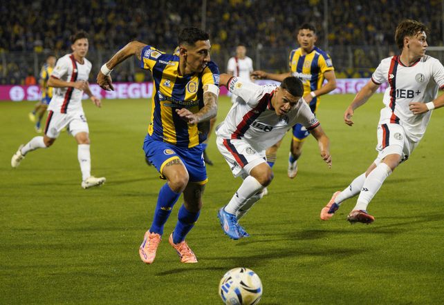 Ángel Di María intentó siempre desnivelar con su gambeta y los rivales se escalonaron para marcar al goleador de Central. 