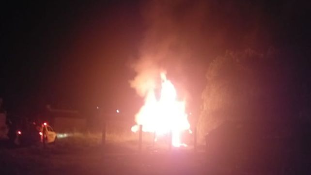 Rescataron a un joven en medio del incendio de su vivienda