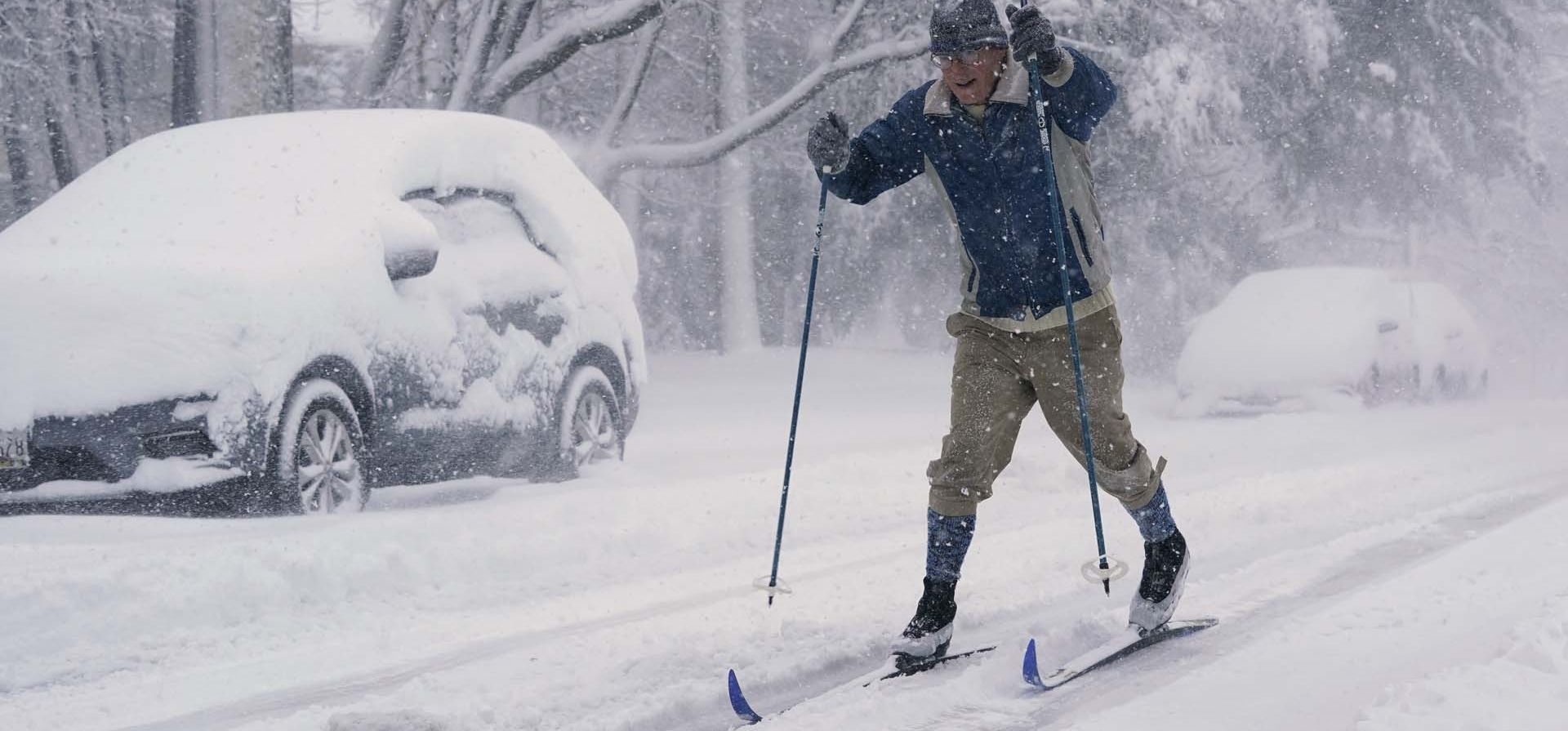 Un hombre sale con su equipo de esquís de fondo en Annapolis, Maryland. Una tormenta invernal con fuertes nevadas llegó al Distrito de Columbia, al norte de Virginia y al centro de Maryland durante la noche, lo que provocó que al menos 3, 7 pulgadas de nieve en el área hasta el lunes por la tarde.