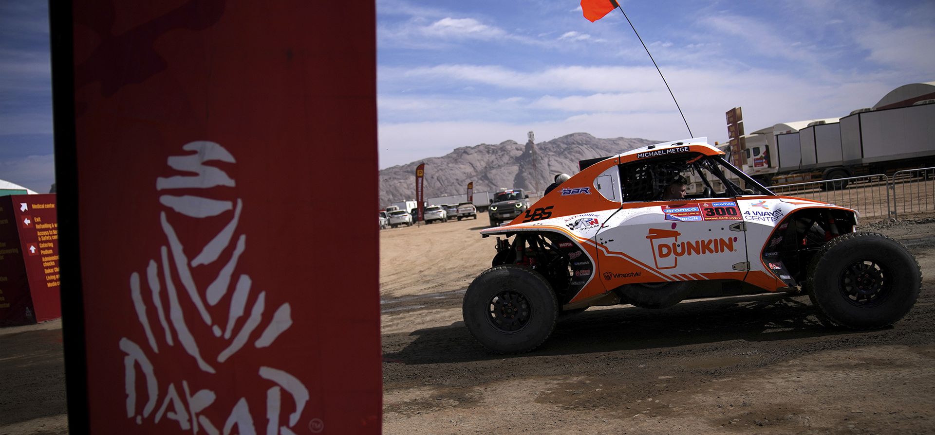 El piloto saudí Yasir Seaidan y su copiloto francés Michael Metge, del equipo BBR, conducen durante un entrenamiento dos días antes del inicio del Rally Dakar en Bisha, Arabia Saudita, el miércoles 1 de enero de 2025. (Foto AP/Christophe Ena)