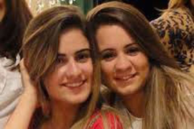 El abrazo de una gemela prematura a su hermana que le salvo la vida