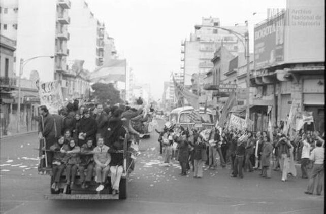 Movilización a Ezeiza por el regreso de Juan Domingo Perón luego de la proscripción. 