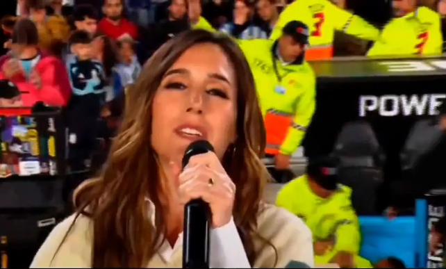Mientras Messi se despedía, dos guardias protagonizaron las perlitas de la noche