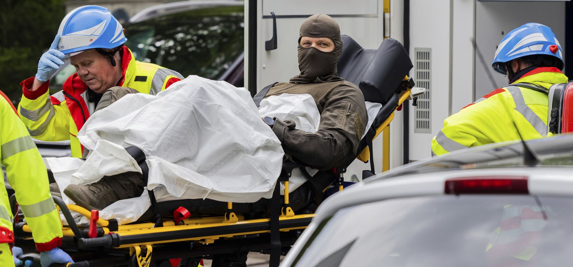 Un oficial de policía herido es llevado a una ambulancia frente a un edificio de gran altura en Ratingen, Alemania, el jueves 11 de mayo de 2023. Un alto funcionario de seguridad dice que al menos una docena de personas resultaron heridas en una explosión en un edificio residencial en el oeste Alemania. (Rolf Vennenbernd/dpa vía AP)