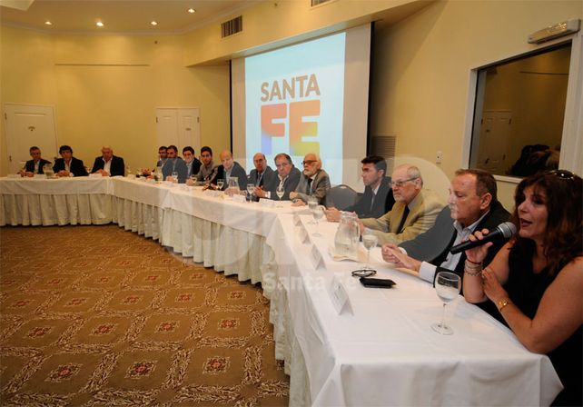 Gabinete completo. El ministro presentó ayer a sus colaboradores en un hotel céntrico de Santa Fe / Foto: José Busiemi - Uno Santa Fe