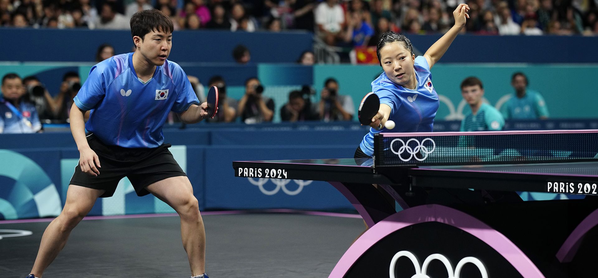 Shin Yubin, de Corea del Sur, a la derecha, y Lim Jonghoon juegan contra Doo Hoi Kem y Wong Chun Ting, de Hong Kong, durante el partido de tenis de mesa por la medalla de bronce en dobles mixtos en los Juegos Olímpicos de Verano de 2024, el martes 30 de julio de 2024, en París, Francia. (Foto AP/Petros Giannakouris) Shin Yubin, de Corea del Sur, a la derecha, y Lim Jonghoon juegan contra Doo Hoi Kem y Wong Chun Ting, de Hong Kong, durante el partido de tenis de mesa por la medalla de bronce en dobles mixtos en los Juegos Olímpicos de Verano de 2024, el martes 30 de julio de 2024, en París, Francia. (Foto AP/Petros Giannakouris)