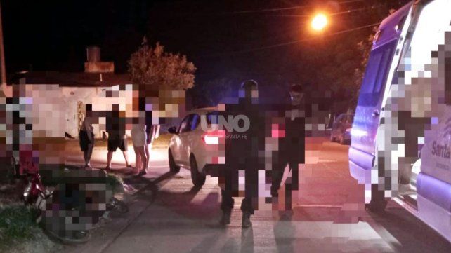 Atacó a su mujer a puñaladas y le dejó el cuchillo clavado en la cervical: ella sobrevivió y él es buscado por la policía