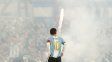 la cinta de capitan con los colores rojo y negro para lionel messi en su despedida