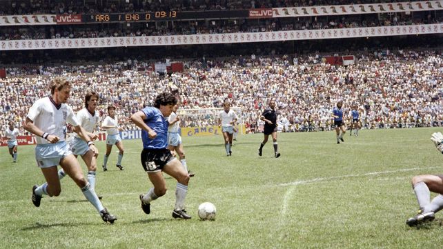 Barrilete cósmico en el Mundial. Diego Armando Maradona culmina una jugada extraordinaria que se convirtió en el mejor gol de la historia de los mundiales.