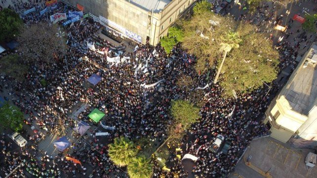 Una multitud de santafesinos se movilizó en defensa de la educación pública: las imágenes