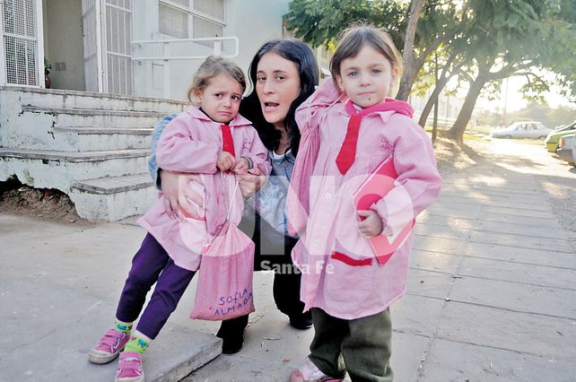 Igualitas. Graciela esperó a la salida de la escuela Simón Bolívar a las mellis Sofía y Josefina.