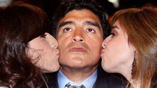 Gianinna y Dalma junto a su padre, Diego Maradona.