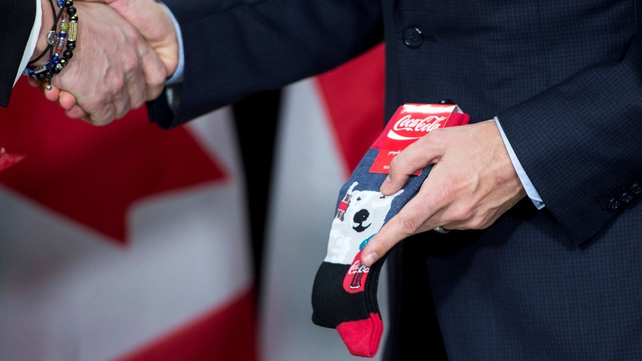 El presidente de Canadá llama la atención con sus llamativas medias