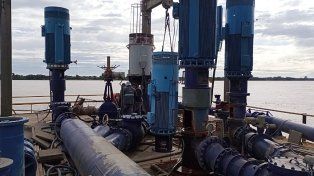 Se cambió y puso en funcionamiento una de las bombas que capta agua del río Paraná. El líquido llega a la planta de Echeverría desde donde sale el agua potable