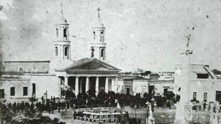 Imagen de la década de 1860 con la catedral, delante de ella la Plaza 25 de Mayo con el Monumento a la Constitución, demolido en 1870. A la derecha, la Jefatura Política.&nbsp;