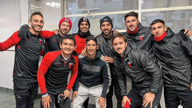 Rodrigo Aliendro pasó a saludar a sus compañeros de Colón antes de unirse a River.