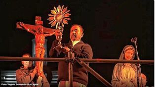 Tercer año sin Vía Crucis en RucciLa explicación oficial sobre la necesidad de sostener este formato se basó en el objetivo de&nbsp;evitar las complicaciones logísticas y de seguridad que implican las movilizaciones de miles de personas.En 2020 y 2021, el Vía Crucis se&nbsp;realizó de forma virtual por primera vez debido a las restricciones sanitarias de la pandemia de Covid-19.Luego, en&nbsp;2022,&nbsp;volvió a llevarse a cabo de manera presencial y con la participación de una cantidad abrumadora de asistentes, según los organizadores: más de 400 mil personas colmaron las calles adyacentes a Natividad del Señor. Volvió con todo el Vía Crucis del padre Ignacio, titulaba este diario. En aquella oportunidad, en su alocución final, el sacerdote pidió a los políticos que cumplan sus promesas. Los fieles vibraron y dijeron que estar presentes fue una caricia al alma. Hubo estremecedores testimonios de esperanza.En&nbsp;2023, los fieles caminaron nuevamente por las estaciones distribuidas en el barrio, culminando frente a la&nbsp;cruz mayor&nbsp;sostenida por Ignacio desde un escenario donde dirigió su mensaje final. Allí, las reflexiones se centraron en la&nbsp;paz&nbsp;y la&nbsp;seguridad, especialmente ante la situación de violencia que atravesaba Rosario.Finalmente, en 2024 regresó la modalidad virtual&nbsp;con argumentos como la seguridad ante la multitud y la situación económica que dificultaba el traslado de los fieles, entre otras cuestiones.Ya en 2025 se repitió el formato y, este año, a horas del Viernes Santo, ocurrirá lo propio.
