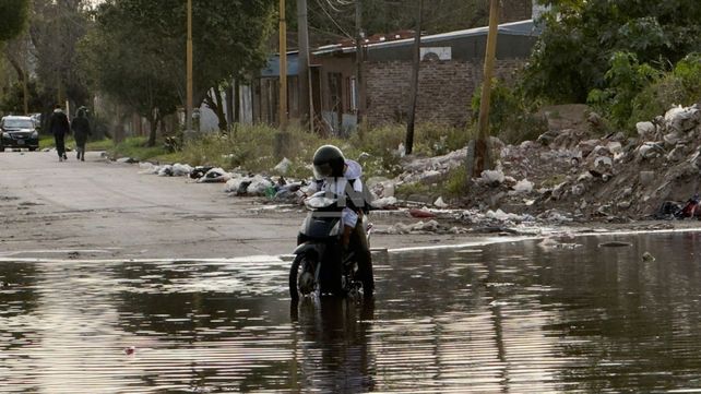 Basural y calles intransitables. Vecinos de barrio Los Hornos reclaman por acumulación de basura y anegamiento en Gorostiaga al 3500.