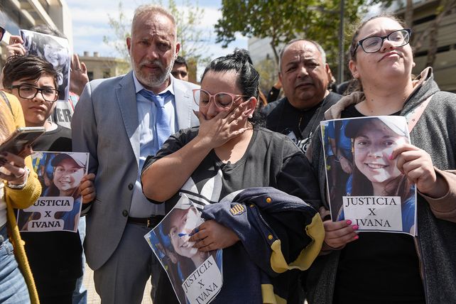 Familiares, amigos y compañeros de trabajo de la joven se movilizaron al Centro de Justicia Penal.