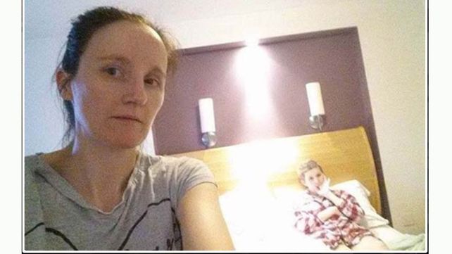 Se sacó una selfie con su hija enferma y apareció un ángel