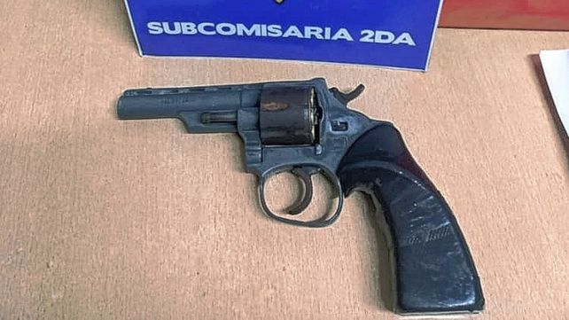 Barrio Santa Rosa de Lima: tiroteo y secuestro de un revólver 32 con cinco balas percutadas