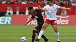 La lengua afuera. Ferreira maniobra ante Rodríguez. Estuvo solo un tiempo en cancha.