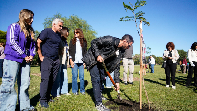 La plantación de árboles en el Bosque de la Memoria. La ceremonia se realizó en el parque Scalabrini Ortiz.&nbsp;