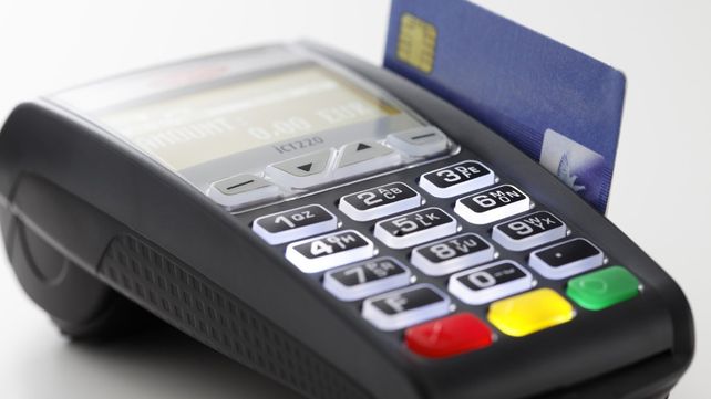 Jubilados y pensionados: cómo acceder al reintegro del 15% por pagar con tarjeta de débito