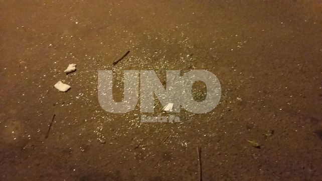 Los vidrios de la camioneta luego del impacto de los dos disparos