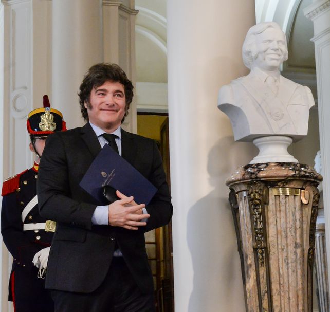 El presidente Javier Milei junto al busto del expresidente Carlos Menem