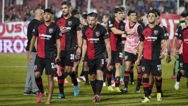 Facundo Guch y Luca Regiardo, en primer plano, dejan la cancha tras el triunfo de Newell's. Dos jóvenes que cumplen.