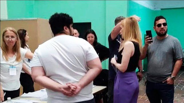 La candidata a diputada por La Libertad Avanza salió del cuarto oscuro con un sufragio visible