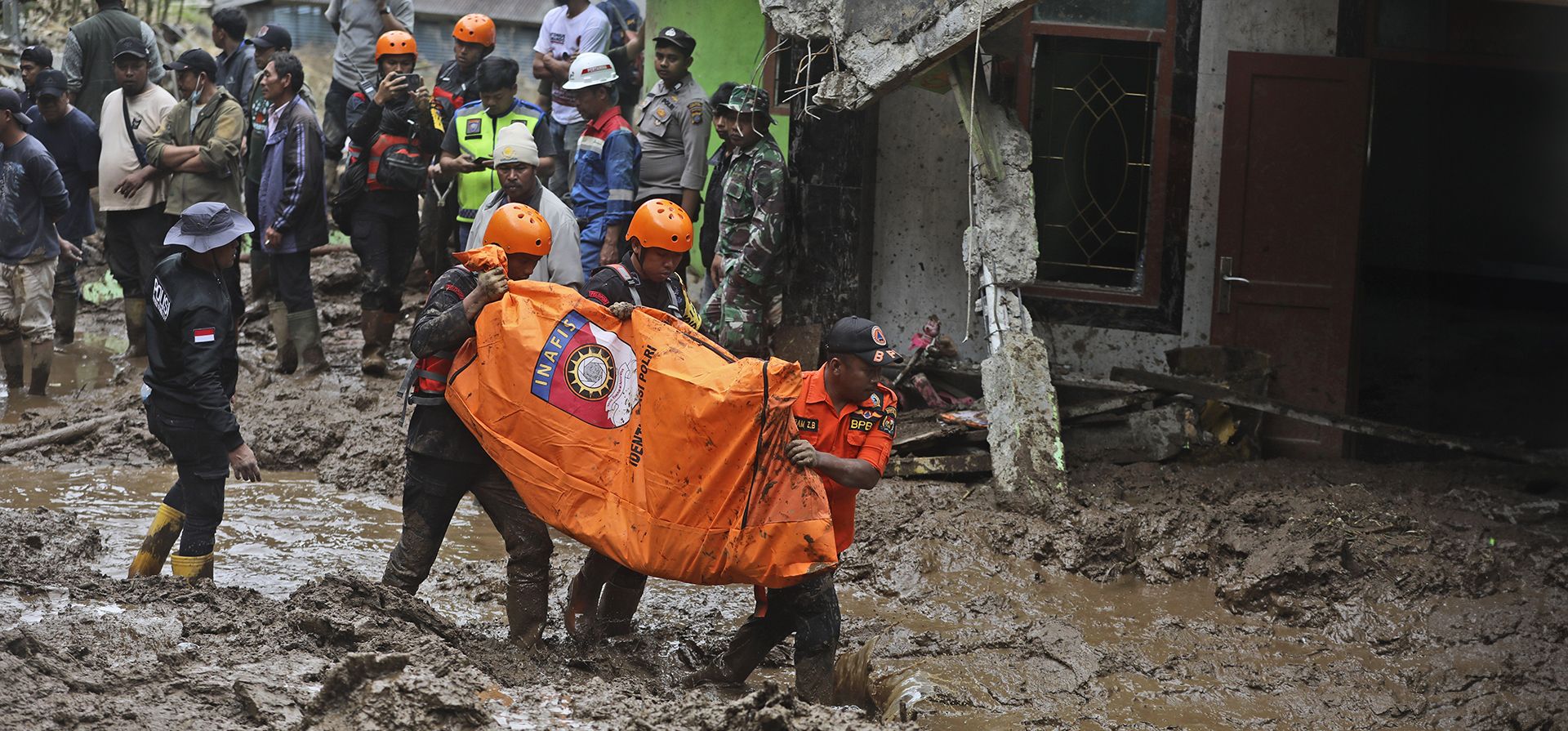 Rescatistas llevan el cuerpo de una víctima del deslizamiento de tierra en Karo, en el norte de Sumatra, Indonesia, el lunes 25 de noviembre de 2024. (Foto AP/Binsar Bakkara) Rescatistas llevan el cuerpo de una víctima del deslizamiento de tierra en Karo, en el norte de Sumatra, Indonesia, el lunes 25 de noviembre de 2024. (Foto AP/Binsar Bakkara)