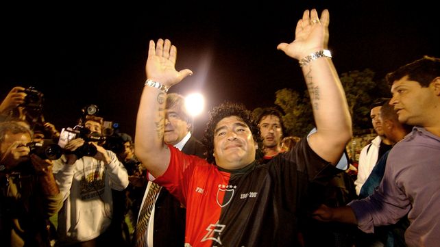 Newells derrotó a Gimnasia 5-2 y su gente tuvo un motivo extra para festejar porque Diego Maradona apareció sorpresivamente en el Coloso del Parque Independencia. 10 de abril de 2004