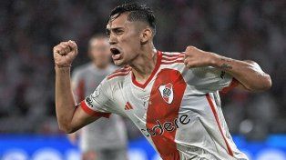 Pablo Solari celebra el primer gol de River.