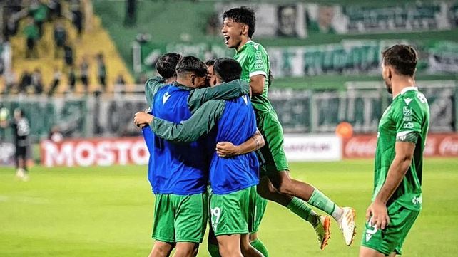 Banfield lo aguantó con uno menos y eliminó a Villa Mitre de la Copa Argentina.