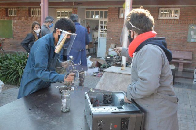 Estudiantes de la Escuela Técnica N° 602, están llevando adelante un programa de reciclado de desechos electrónicos. 
