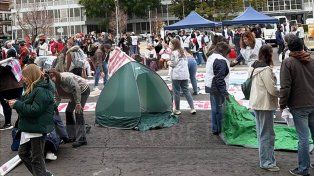 Docentes retomaron el acampe frente a Casa de Gobierno en rechazo a la reforma jubilatoria