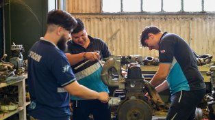 Estudiantes de la escuela técnica Nº 3 Luis Cenobio Candelaria de Paraná, con especialidades en Aeronáutica, Aerofotogrametría y Computación fueron reconocidos