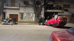 Un automovilista sufrió un vuelco llamativo a la madrugada en el barrio Echesortu