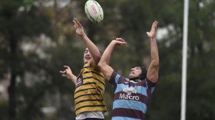 Mayol disputa la pelota en lo alto ante el hombre de Regatas Bella Vista. El line fue de lo mejor que mostró la visita.