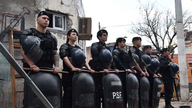 Efectivos de la Unidad Regional II custodian las tareas de desactivación del búnker en zona sur