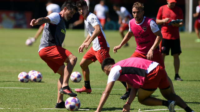 Pablo Pérez la domina ante Sforza durante el entrenamiento de Newells. Atrás miran Cingolani y Nadalín.